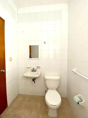 Un baño de Hotel Delfines - a 2 calles del Acuario Veracruz