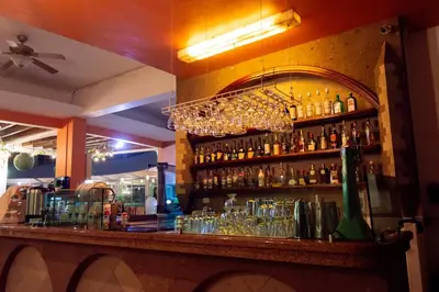 El salón o zona de bar de Hotel Puente Nacional & Spa