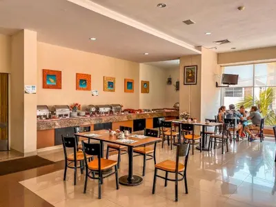 Un restaurante o sitio para comer en Balaju Hotel & Suites