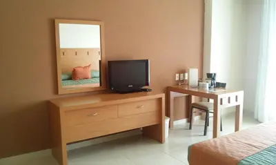 Una televisión o centro de entretenimiento en Balaju Hotel & Suites