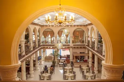 Un restaurante o sitio para comer en Centro Hotel Villa las Margaritas
