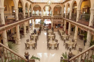 Un restaurante o sitio para comer en Centro Hotel Villa las Margaritas