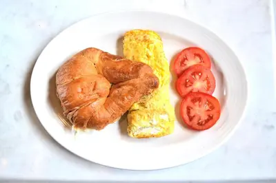 Comida en o cerca de este hotel