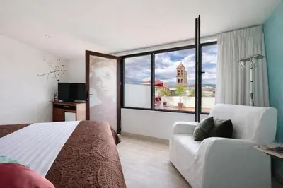 Una televisión o centro de entretenimiento en El Sueño Hotel & Spa