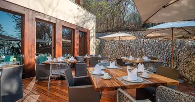 Un restaurante o sitio para comer en Celeste Beach Residences Huatulco Curamoria Collection