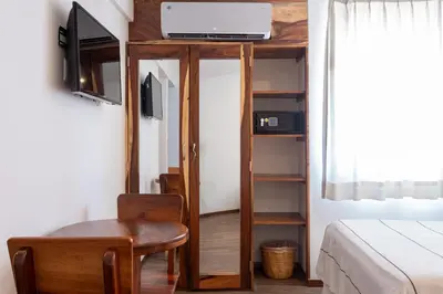 Una televisión o centro de entretenimiento en Hotel Suites Villasol