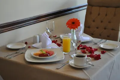 Comida en o cerca de este hotel