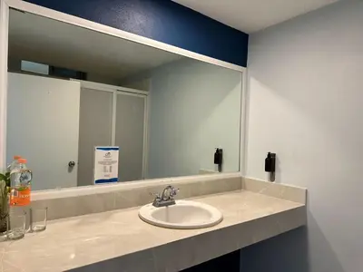 Un baño de Acamar Beach Resort