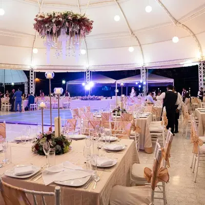 Un restaurante o sitio para comer en Villas del Sol Hotel & Bungalows