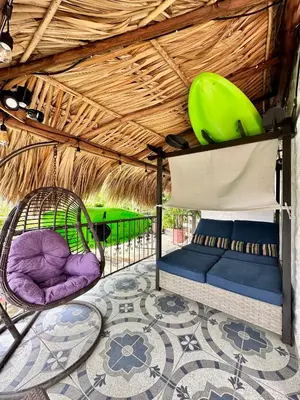 Zona de estar de Bungalow frente a la playa estrene alberca nueva con increíble vista infinita al mar, 8 hermosas playas cercanas, terraza con cama de playa, espectacular vista al inmenso océano pacífico, 2 kayack disponibles, nómadas digitales Starlink WiFi 224 mbps