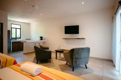 Una televisión o centro de entretenimiento en Bungalows Oasis