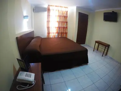 Una televisión o centro de entretenimiento en Hotel Oriente