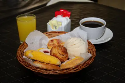 Comida en o cerca de este hotel