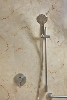 Un baño de One Acapulco Diamante