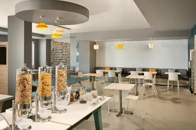 Comida en o cerca de este hotel