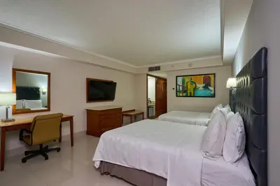 Una televisión o centro de entretenimiento en Holiday Inn Tuxtla Gutierrez by IHG