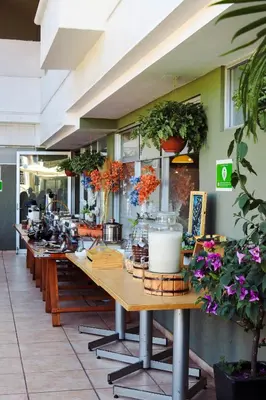 Un restaurante o sitio para comer en Hotel Borda Cuernavaca