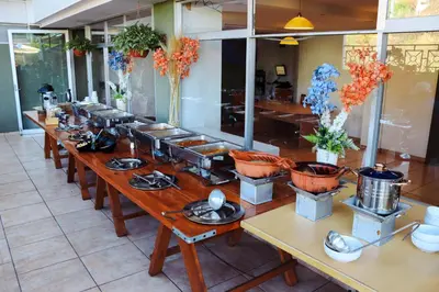Comida en o cerca de este hotel