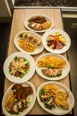 Comida en o cerca de este hotel
