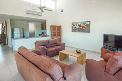 Una televisión o centro de entretenimiento en 1063 - Cruz Del Mar M302