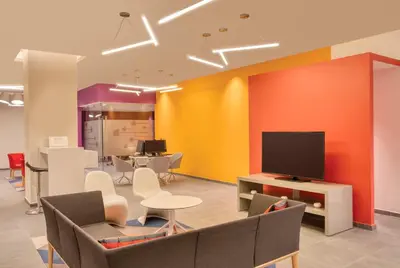 Una televisión o centro de entretenimiento en Fiesta Inn Express Puebla Explanada