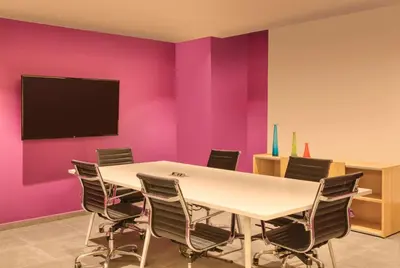 Una televisión o centro de entretenimiento en Fiesta Inn Express Puebla Explanada
