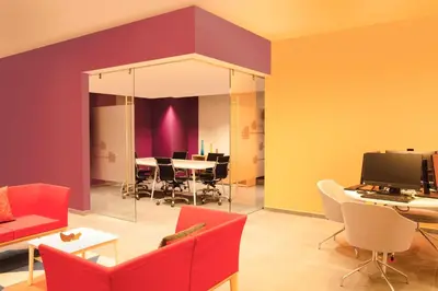 Una televisión o centro de entretenimiento en Fiesta Inn Express Puebla Explanada