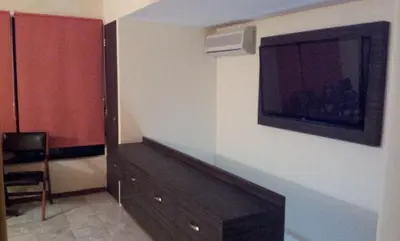 Una televisión o centro de entretenimiento en Hotel Real del Sol