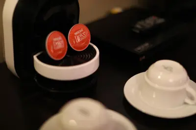 Utensilios para hacer té y café en Hotel Montetaxco