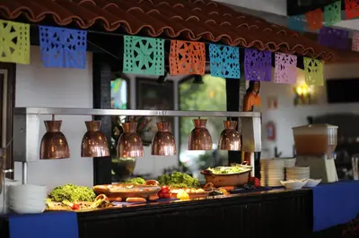 Comida en o cerca de este hotel