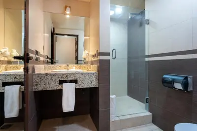 Un baño de Sleep Inn Puebla Centro Hist rico