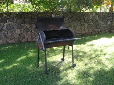 Barbacoa disponible para clientes en la casa o chalet