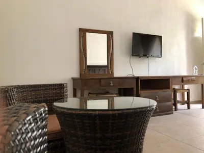 Una televisión o centro de entretenimiento en Hotel SKY & PALMS