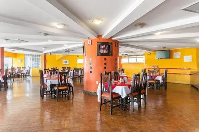 Un restaurante o sitio para comer en OYO Hotel Casa Blanca