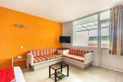 Una televisión o centro de entretenimiento en OYO Hotel Casa Blanca