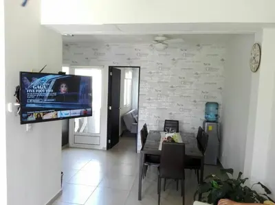Una televisión o centro de entretenimiento en Casa con alberca y laguna