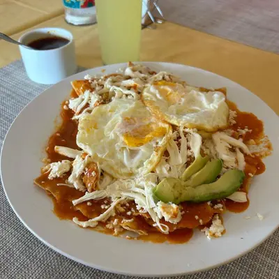 Comida en o cerca de este hotel