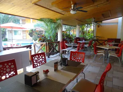 Un restaurante o sitio para comer en Hotel Palapa Palace