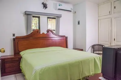 Cama o camas de una habitación en Casa grande y privada, jardín & estacionamiento