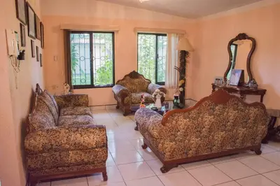 Zona de estar de Casa grande y privada, jardín & estacionamiento
