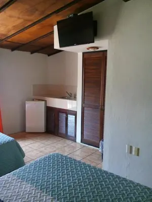 Una televisión o centro de entretenimiento en Hotel Uke Inn Terán