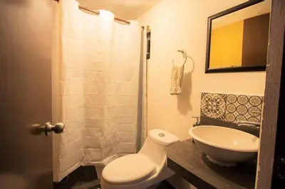 Un baño de Casa Bonita Hotel y Hostal
