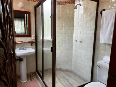 Un baño de Casa Bugambilia, Un Pequeño Hotel en Tepoztlán