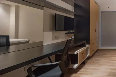 Una televisión o centro de entretenimiento en ROOM Hotel & Suites