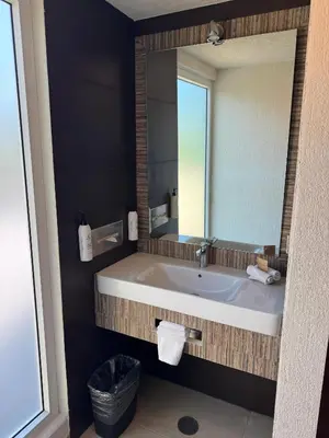Un baño de Comfort Inn Puebla Centro Hist rico