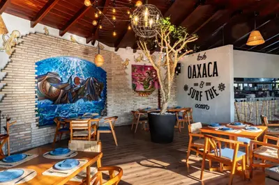Un restaurante o sitio para comer en Casa de Adobe Gallery & Luxury Boutique