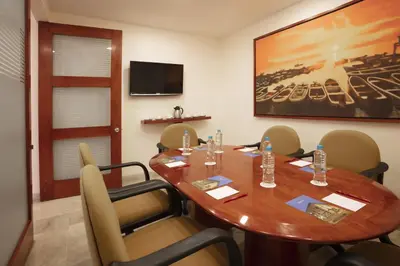 Una televisión o centro de entretenimiento en Fiesta Inn Veracruz Malecon