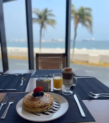 Comida en o cerca de este hotel
