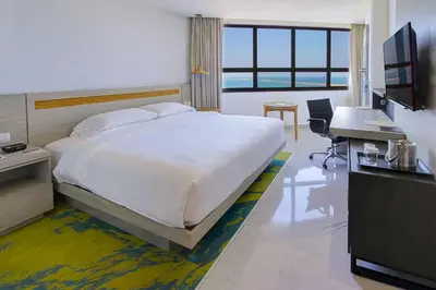 Una televisión o centro de entretenimiento en DoubleTree by Hilton Veracruz