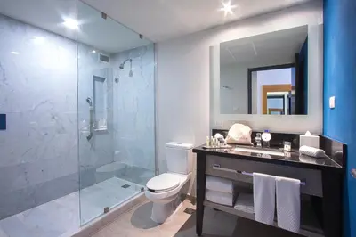 Un baño de DoubleTree by Hilton Veracruz